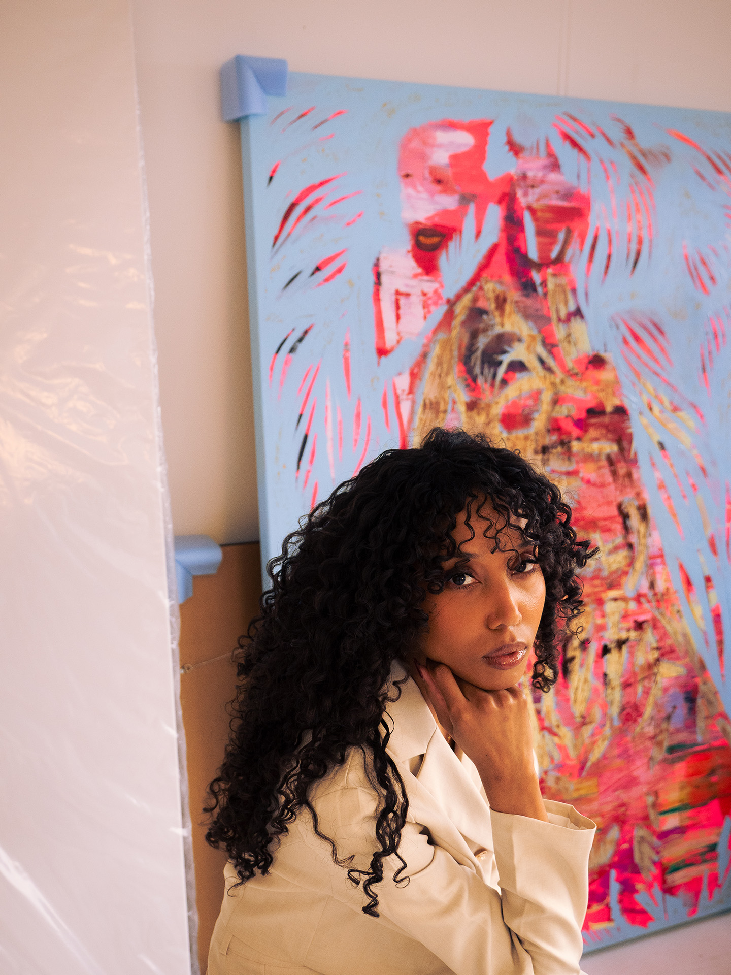 Marlou Fernanda poseert voor een schilderij 