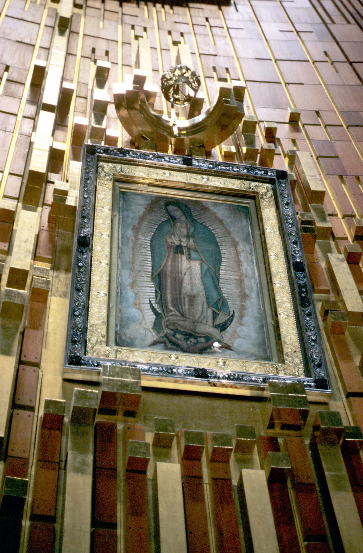 Virgen de Guadalupe in Basílica de Guadalupe, Mexico-Stad. Fotograaf: Ted Leyenaar.