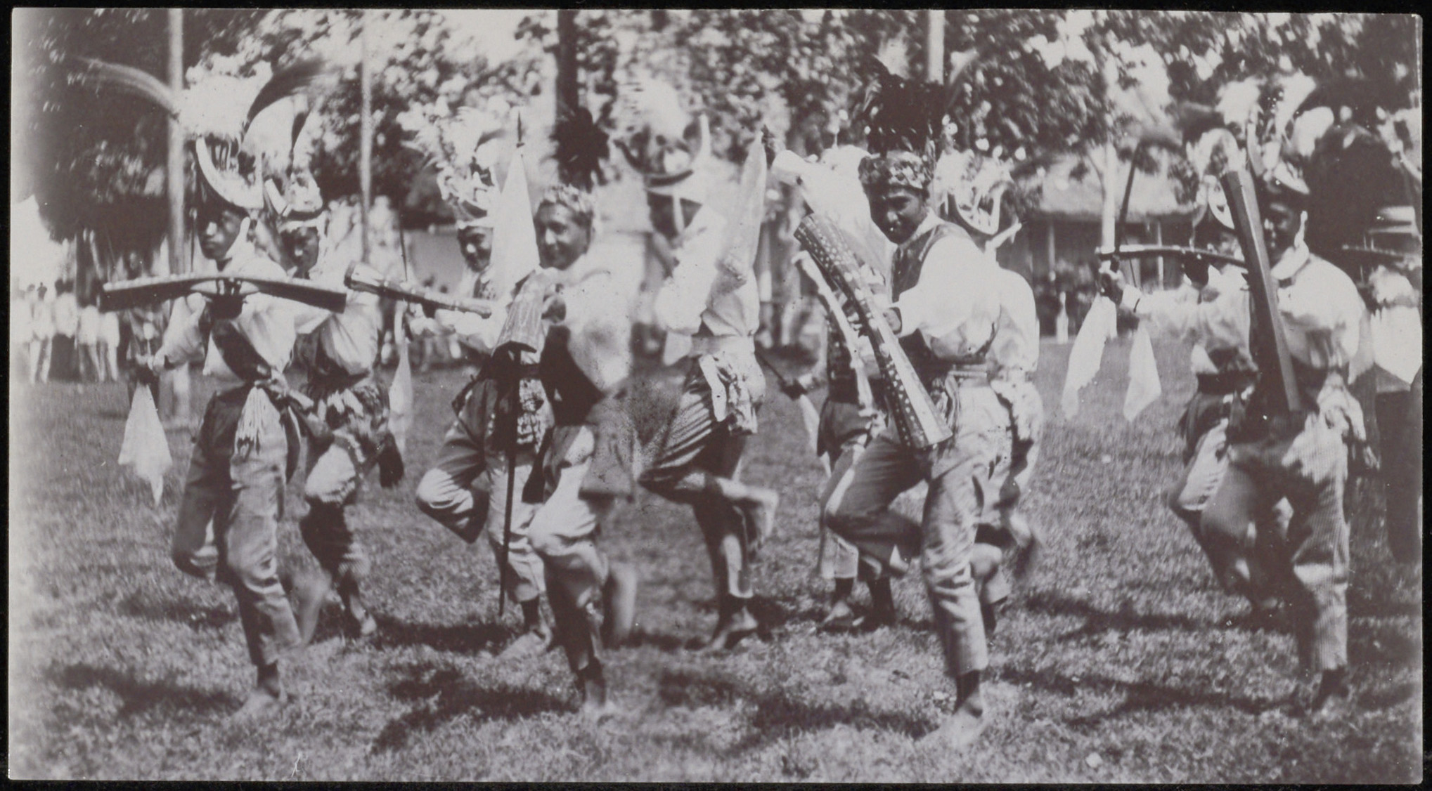 Cakalele dans, Maluku – provincie (Saparua - eiland?), 1924-1932. Voorheen Collectie Tillema. (RV-A440-u-172)