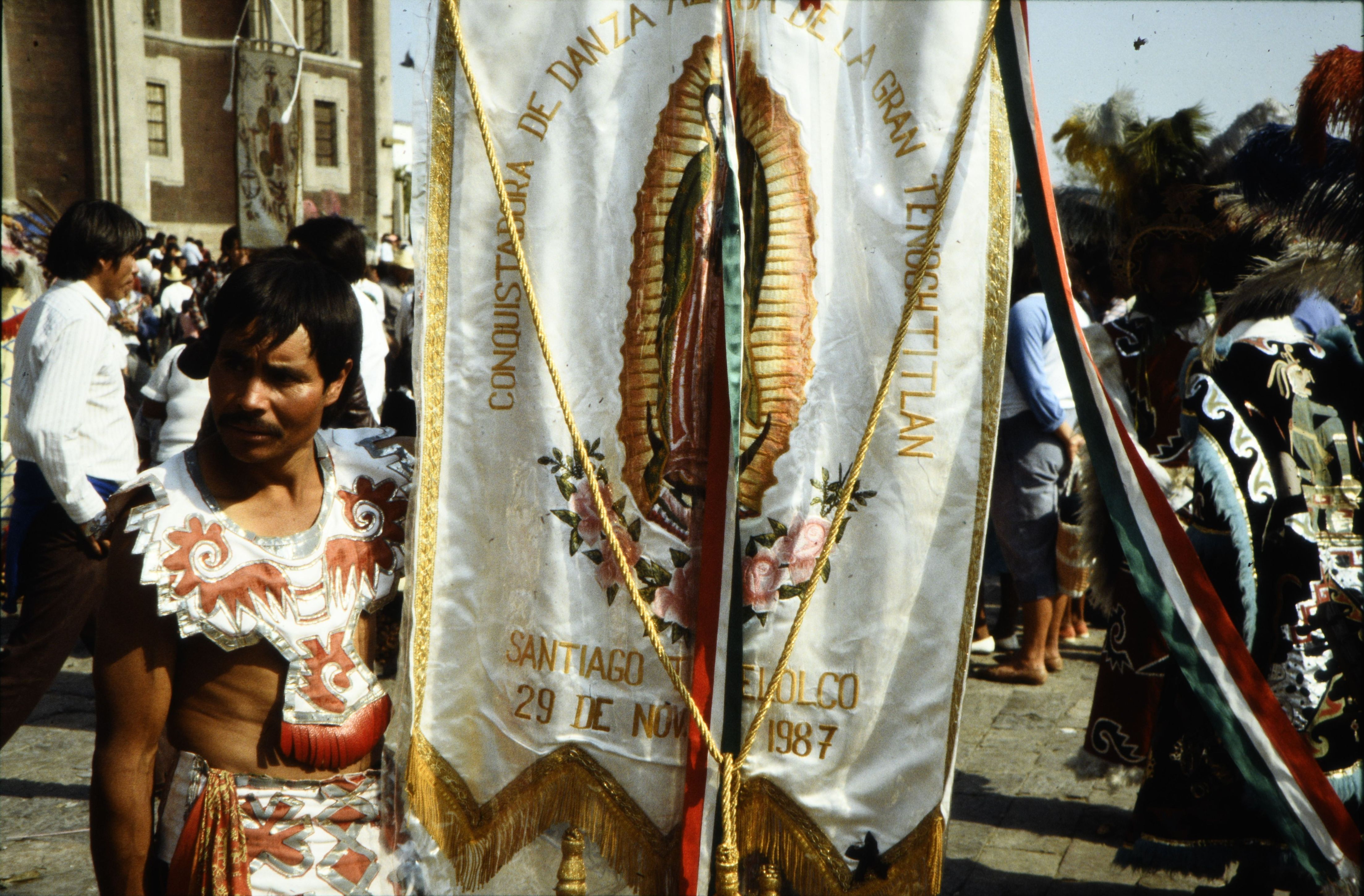 Día de Virgen de Guadalupe op 12 december, Basiliek van de Maagd van Guadalupe in Mexico-Stad, 1991. Tegenover de oude wegzakkende basiliek werd een hypermoderne kerk gebouwd en in 1976 ingewijd. (TM-20074543) Fotograaf: Jaap de Jonge.