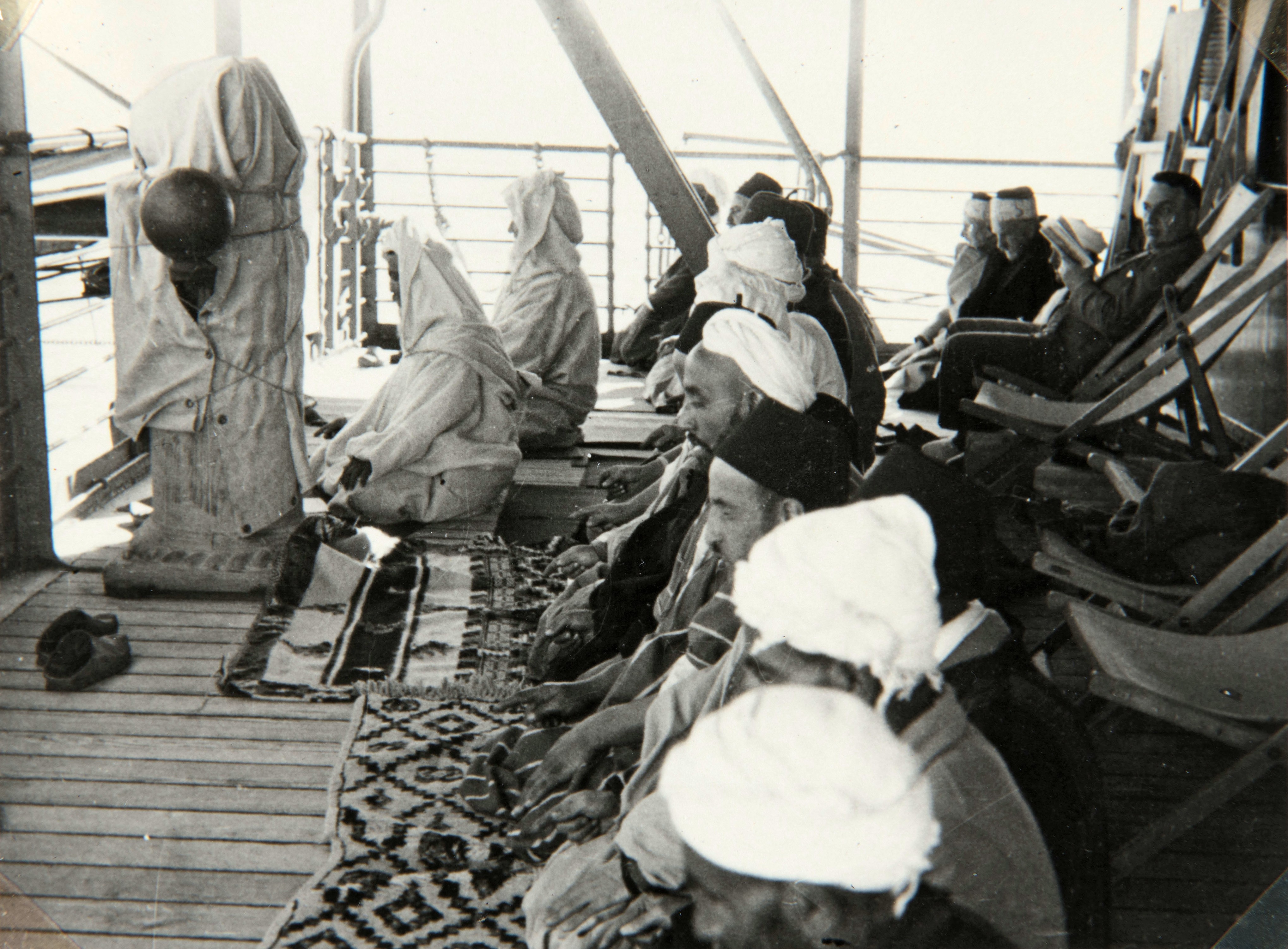 Biddende pelgrims aan boord van een schip van de Khedivial Mail Line op weg van Suez naar Djedda, ca. 1930. Fotograaf vermoedelijk Prof.Dr. C. Carl Rathjens. (TM-60063074)
