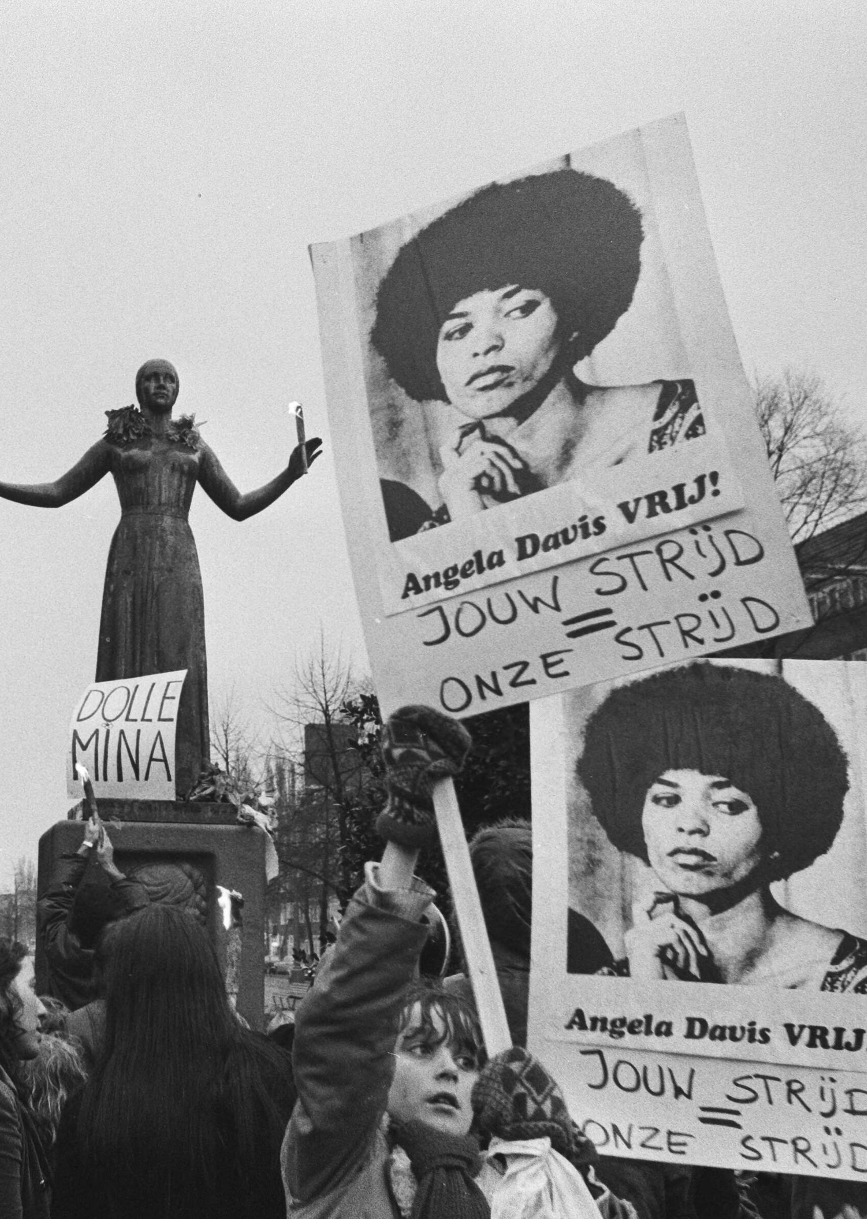 Rob Mieremet (photographer); Dolle Mina’s demonstration for Angela Davis at the Wilhelmina Druckermonument Amsterdam; The Netherlands; January 30th, 1971; reproduction; Nationaal Archief