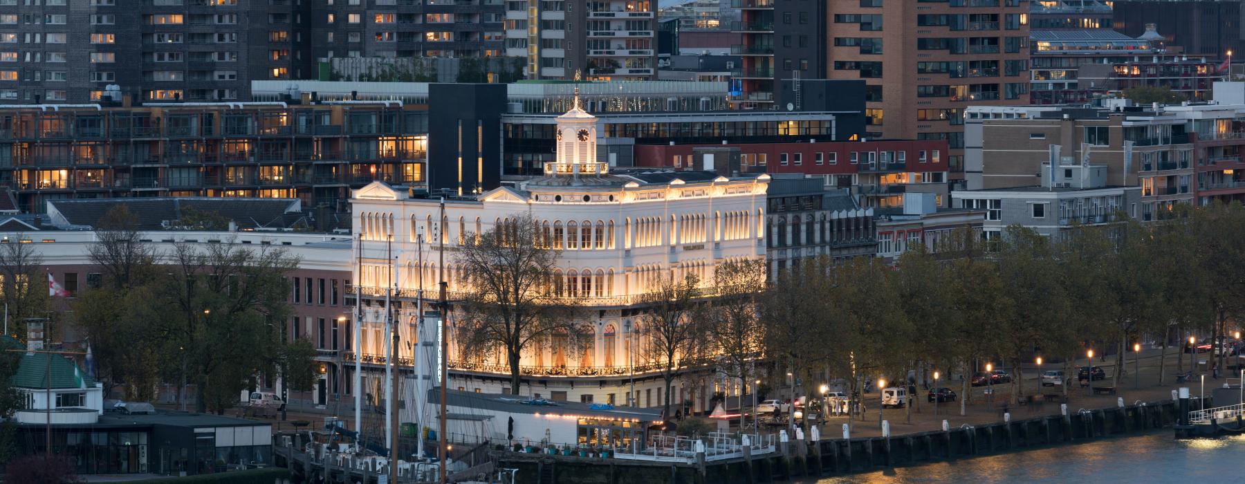 Wereldmuseum, het gebouw in de avond.