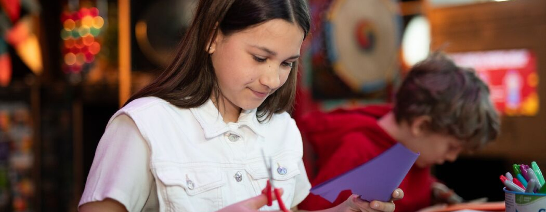 Kind knutselt in het museum 