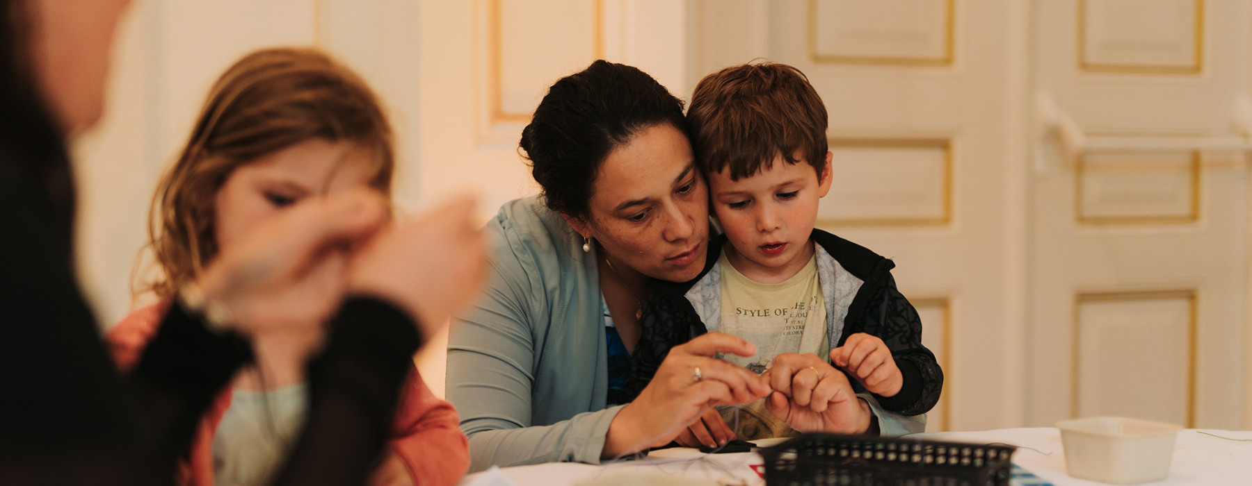 Keti Koti kind met vrouw 