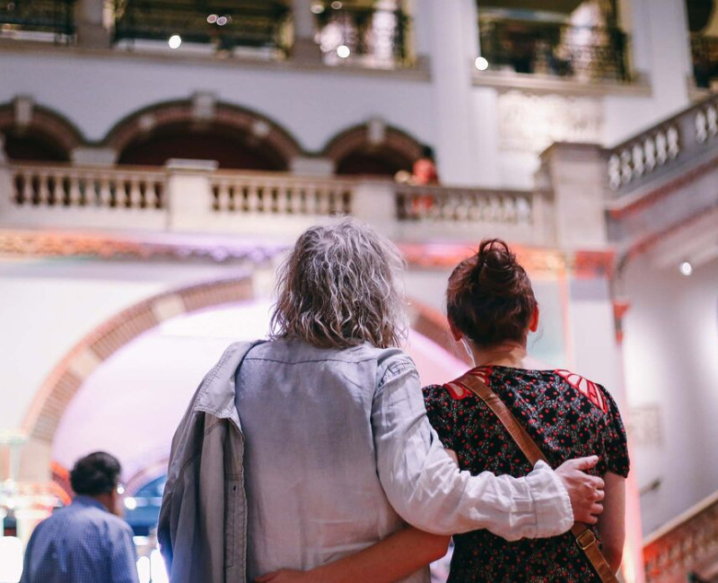 2 mensen in de lichthal van Wereldmuseum Amsterdam, voorheen Tropenmuseum