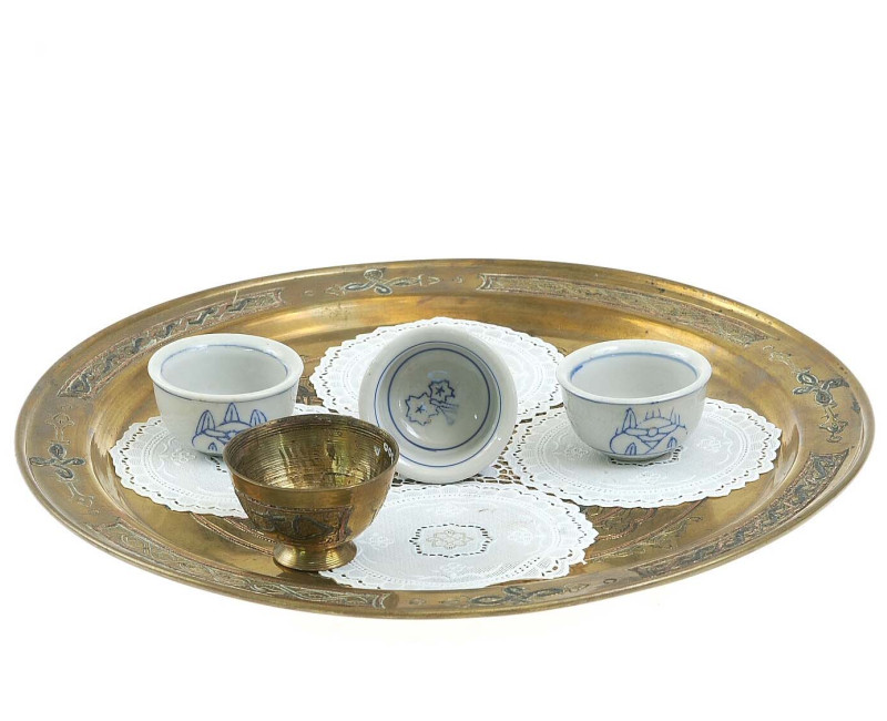 Koffie Met Verse Koffie In Cezve  Traditionele Turkse Koffiepot  De Vrouw Giet Koffie In Witte Kop 105596 1284