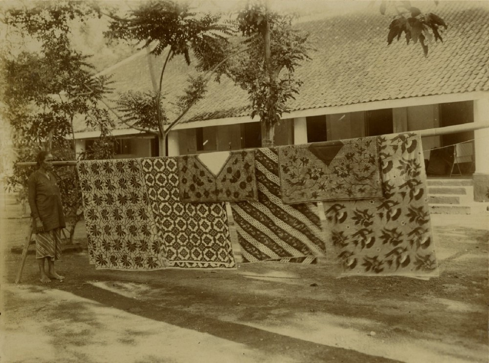 Zes batik doeken drogen in de zon. Foto is gemaakt door of voor de Regent van Bangil (Pasuran regentschap, Oost-Java), 1905. (7082-nf-1313-5)