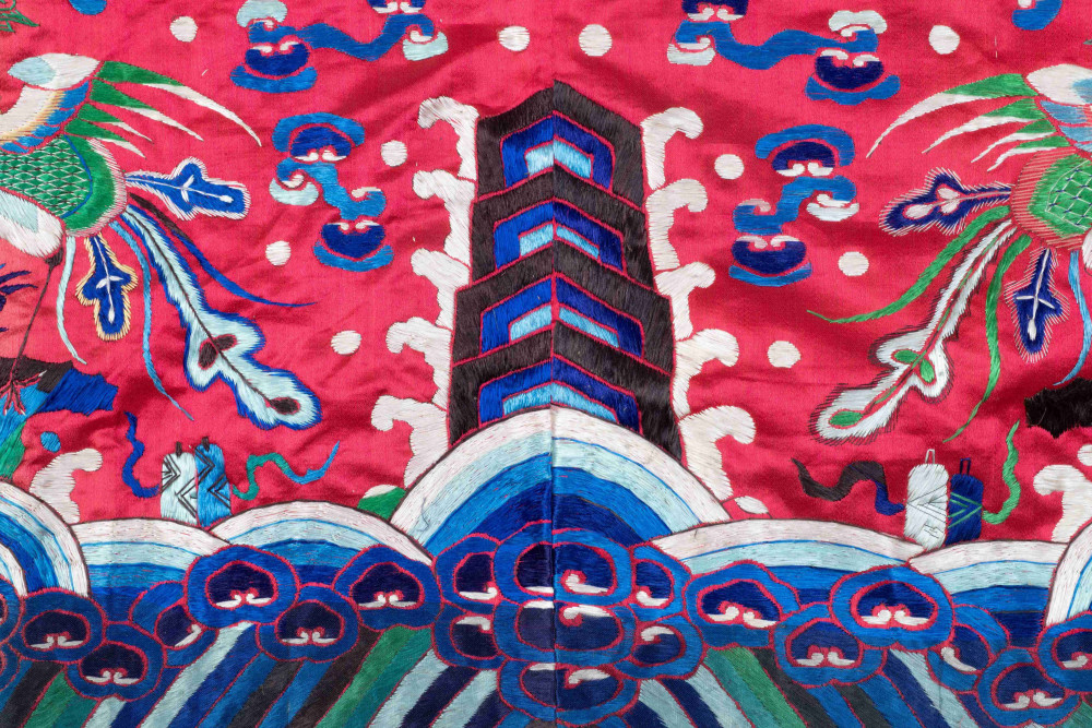 	Details van satijnborduurwerk op een Chinese Bruidsjas