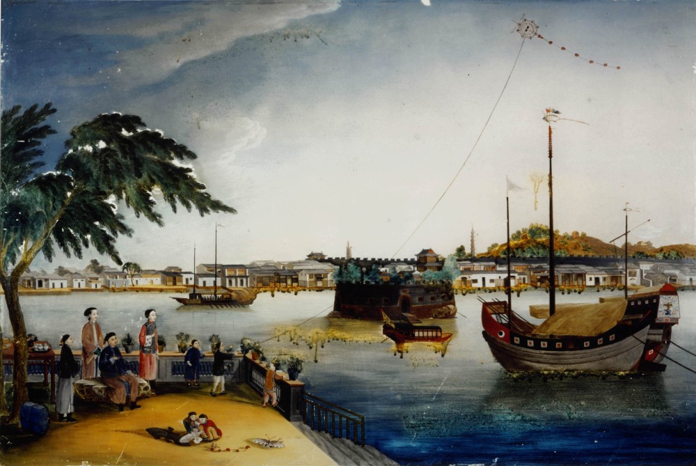 Op deze achterglasschildering (1785-1790) laten kinderen vliegers op boven de Parelrivier. Aan de overkant is een stukje van de havenstad Kanton (Guangzhou) te zien, met het Dutch Folly Fort. (RV-360-1123)