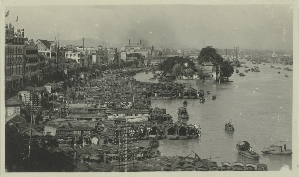 De rivier en de haven met aangemeerde vaartuigen bij de stad Kanton. Fotograaf onbekend, 1870-1926. (RV-A166-115)