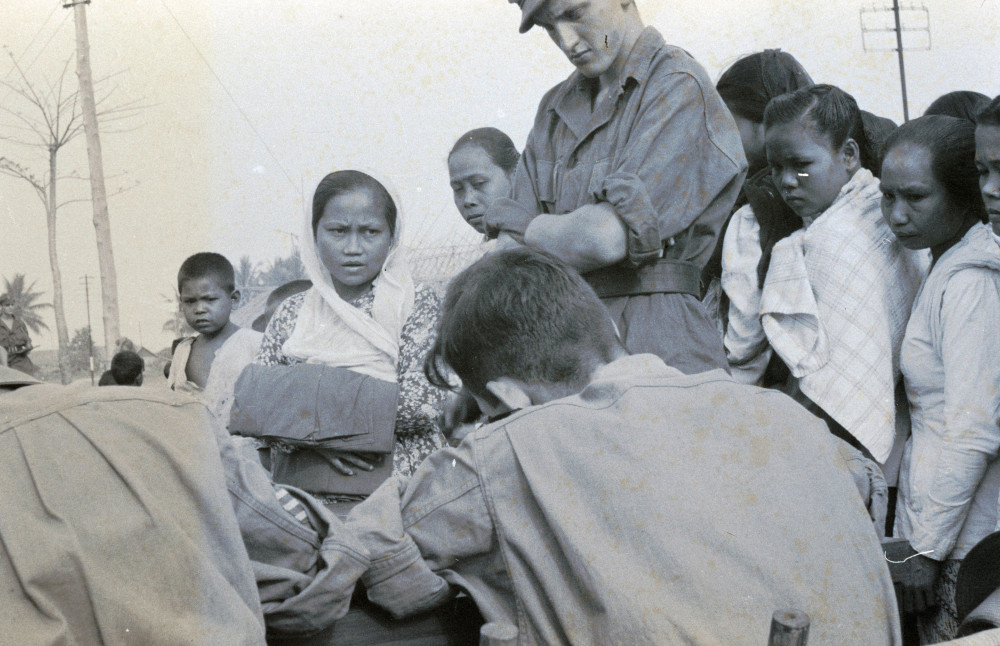 Registratie van vrouwen in Kamp Doeri (West-Java), daar om te wassen en schoon te maken, 1947. (TM-10028429) © Erven C.J. Taillie