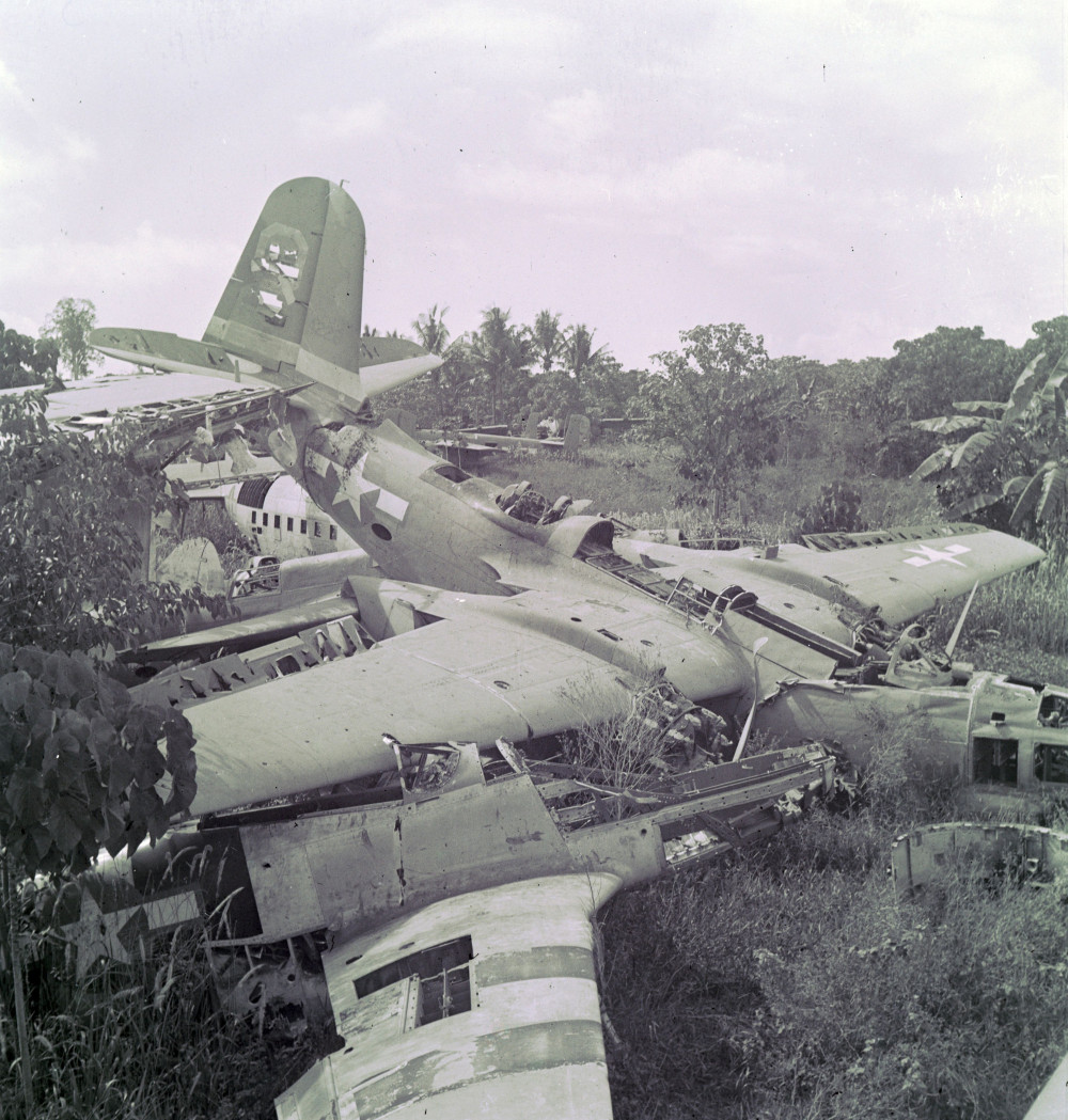 Amerikaanse vliegtuig- en autodump op het eiland Morotai in de Noord-Molukken, januari 1949. (TM-10028516) © Erven C.J. Taillie