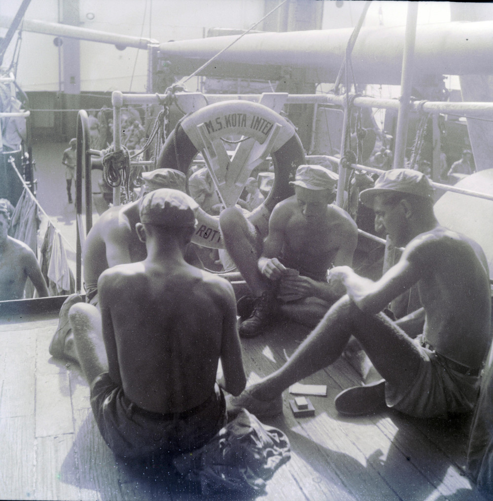 Kaartende militairen aan boord van het troepenschip ms. Kota Inten, september 1949. (TM-10028538) © Erven C.J. Taillie
