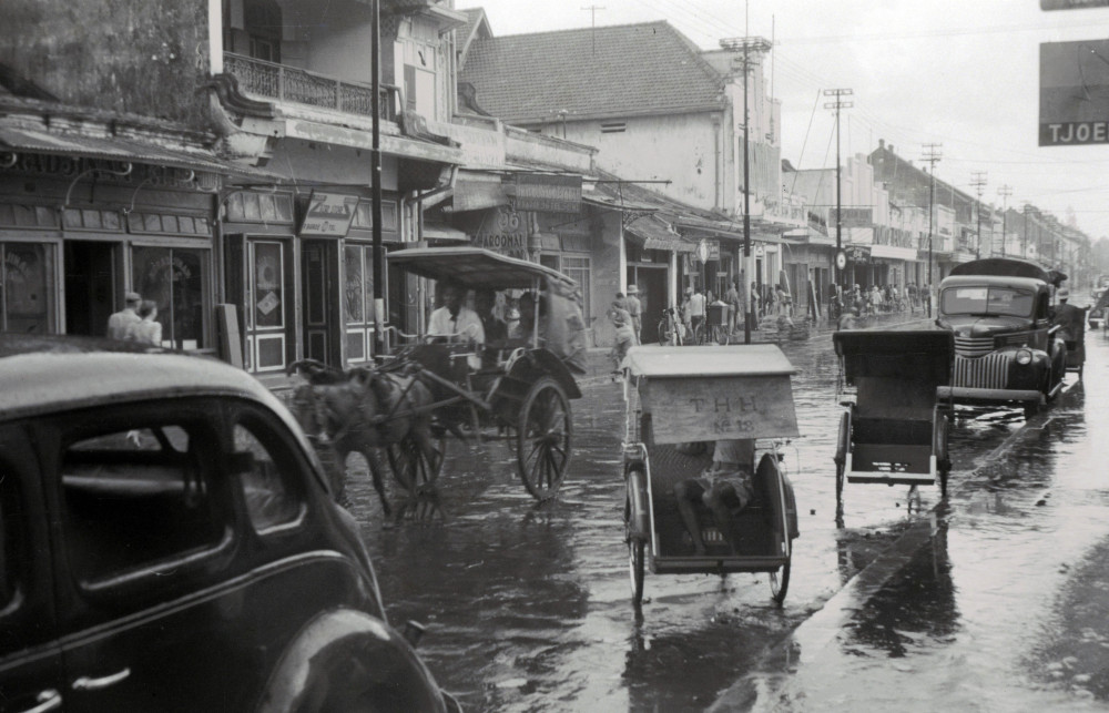Pasar Baru tijdens regen, Batavia (nu Jakarta) op Java, oktober-december 1946. (TM-10029029) © Erven C.J. Taillie