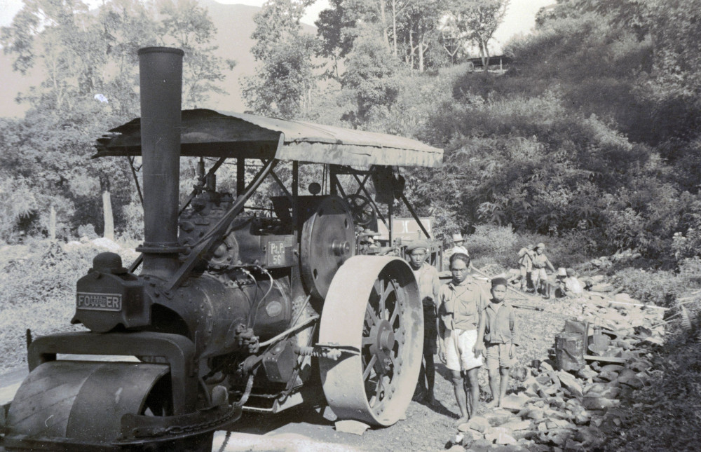 Herstelwerkzaamheden met een stoomwals aan de konvooiweg tussen Batavia (nu Jakarta) en Bandung op Java, 7-december 1946. (TM-10029074) © Erven C.J. Taillie