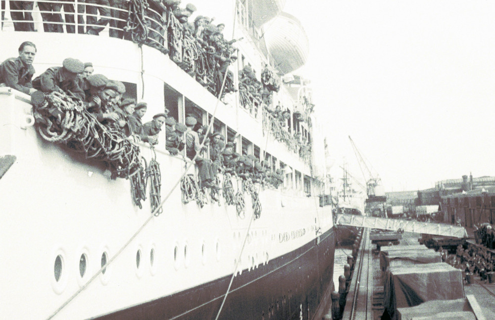Nederlandse militairen aan boord van het troepenschip ms. Klipfontein, bij het vertrek uit Amsterdam naar Indonesië, 3 september 1946. (TM-10029813) © Erven C.J. Taillie
