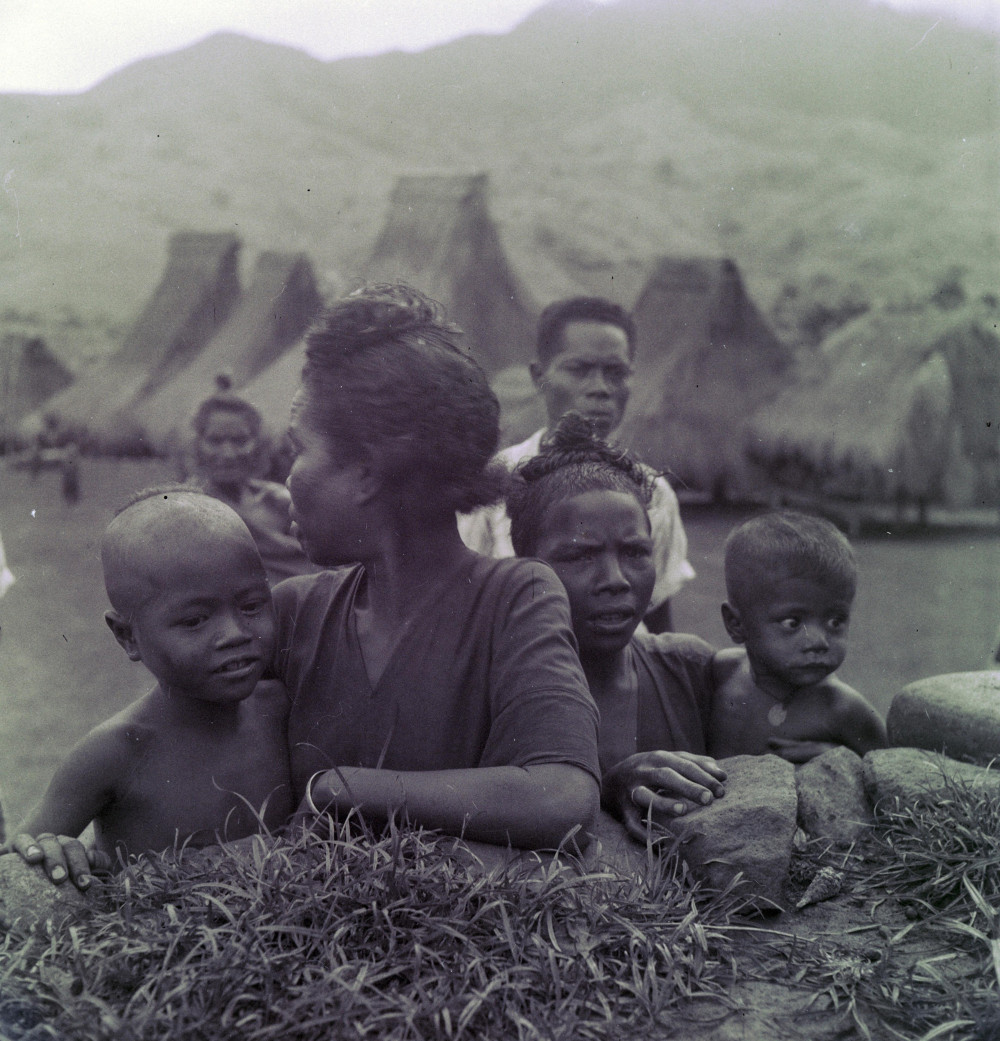 Groepsportret van lokale gemeenschap op Sumbawa, februari 1949. (TM-10080389) © Erven C.J. Taillie