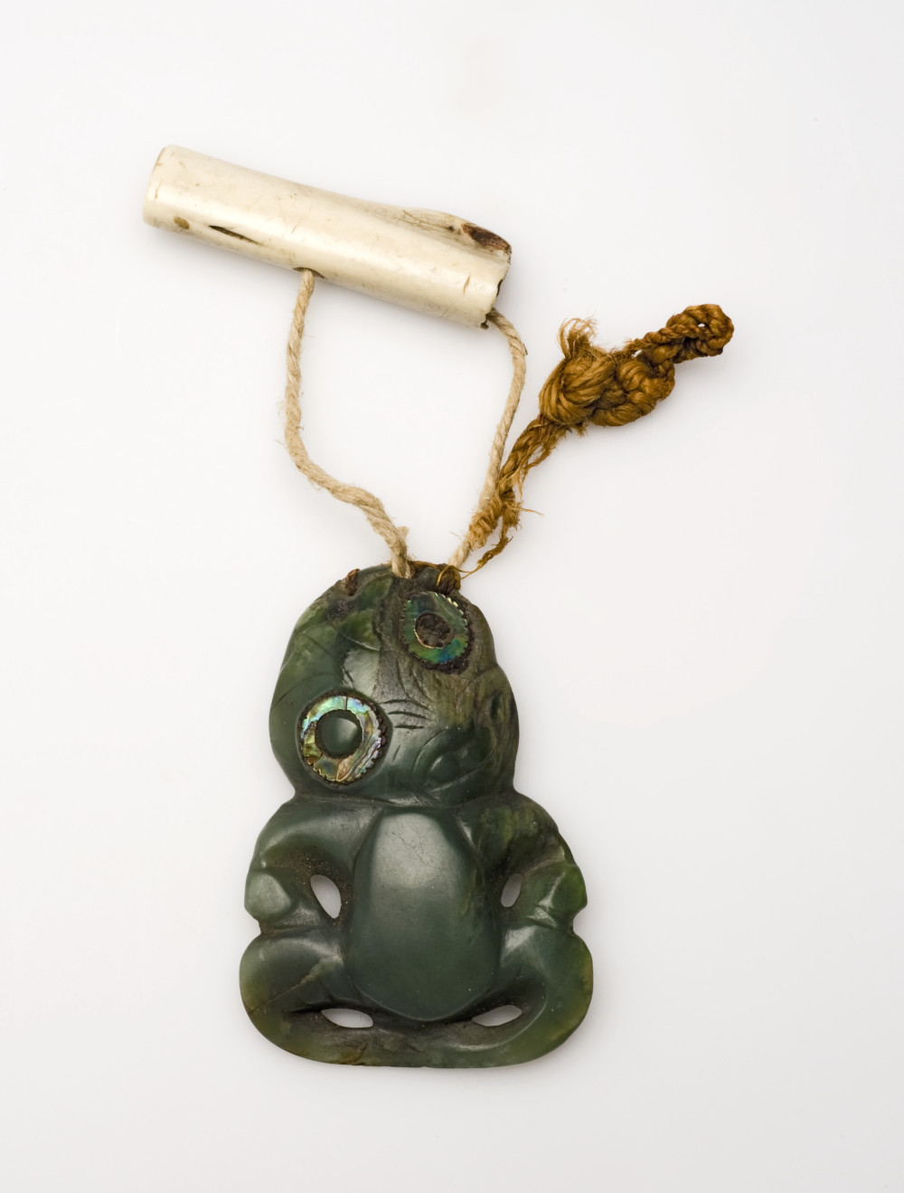 Dit type halssieraad van jade heet een hei tiki. Ze worden vaak gedragen ter nagedachtenis aan overleden voorouders. Gemaakt voor 1871. (TM-A-1652) Met dank aan: Koninklijk Zoölogisch Genootschap Natura Artis Magistra.