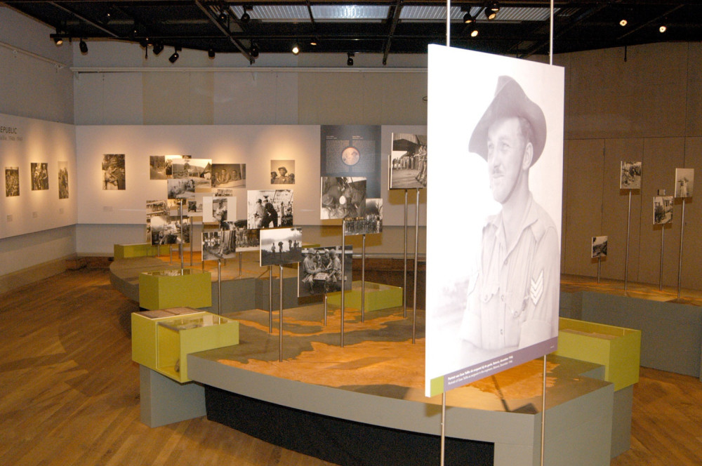 De tentoonstelling ‘Van kolonie tot Republiek, Indonesië in foto’s van Cees Taillie’ van okt. 2004 – april 2005. (TT_0011003) Fotograaf: Irene de Groot