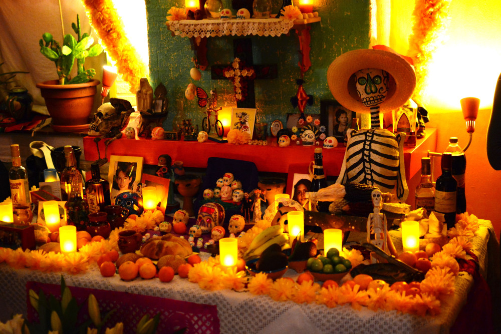 Offer of altaar voor de doden, thuis bij de auteur, 2013. Fotograaf: Edo.