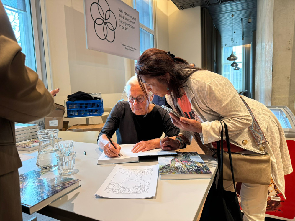 Ada signeert boek