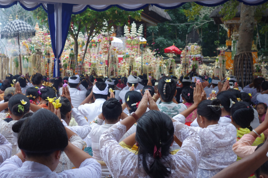 In 2016 droegen alle vrouwen een witte kebaya in de Pura Dalem in Budakeling. De kebaya’s zijn vaak van een doorschijnende stof of volledig van kant gemaakt. (7358-127) © Francine Brinkgreve