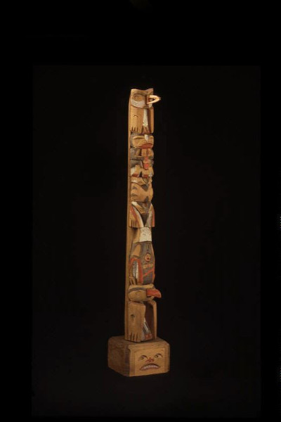 Miniatuur totempaal: Tlingit, Tongass National Forest, voor 1928. (RV-2148-2)