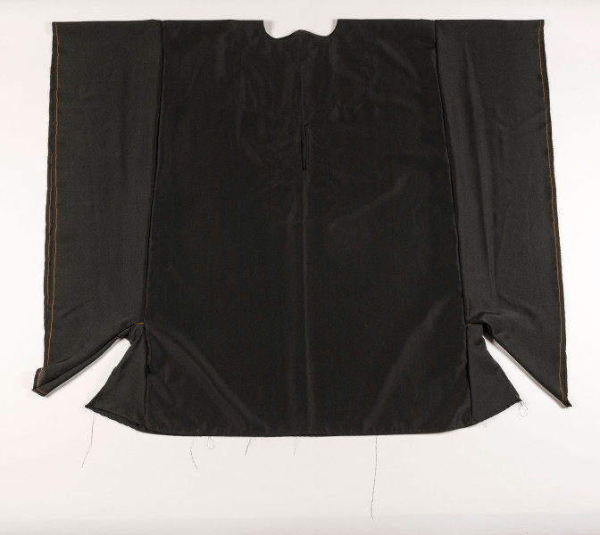 Boubou uit de jaren 1990, Mali, gemaakt van industrieel geproduceerde polyesterstoffen en machinaal genaaid. De naden zijn oranje. (RV-5686-57a)