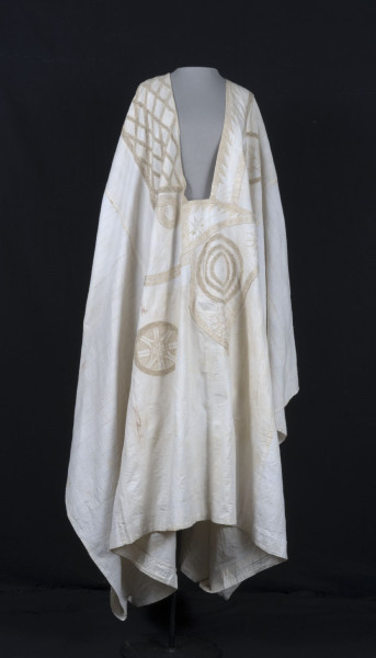 Witte katoenen boubou uit de jaren 1920, Mali. De voorkant is versierd met gouden borduursels in de vorm van cirkels en ruiten. (TM-6267-1)