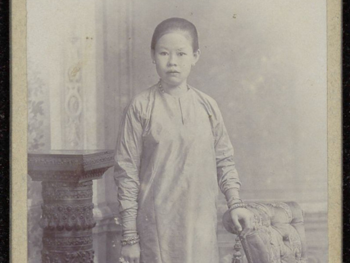 Een Peranakan-Chinese vrouw met een lange licht gekleurde tuniek (baju), Java, 1880-1915. Fotostudio: Charls &amp; van Es &amp; Co en Van Felde. (7292-25) Met dank aan: Sioe Yao Kan.