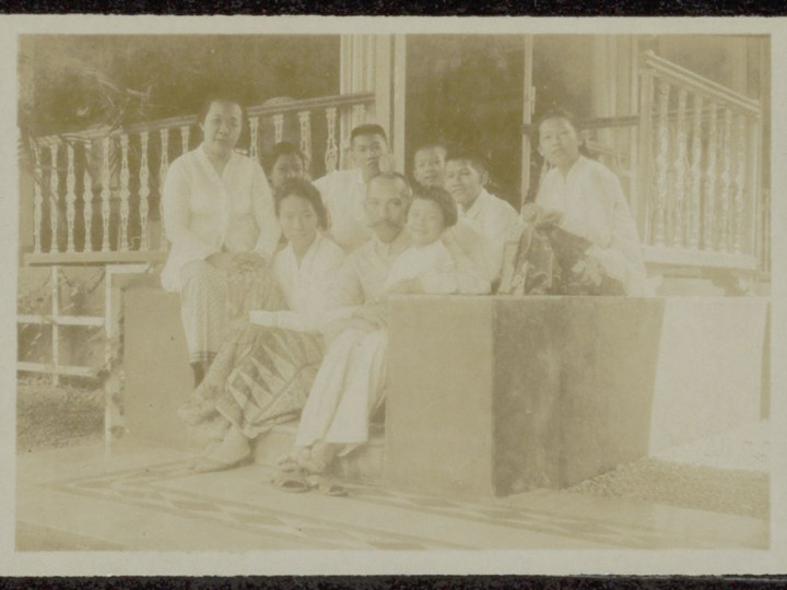 De familie Kan, Java, 1921/1922. In de afgelopen jaren schonk de familie Kan voorwerpen, een voorouderaltaar, kleding en foto’s aan het Wereldmuseum. Deze schenking geeft inzicht in het leven van een Peranakan-Chinese familie in Indonesië. (7292-390) Met dank aan: Sioe Yao Kan.