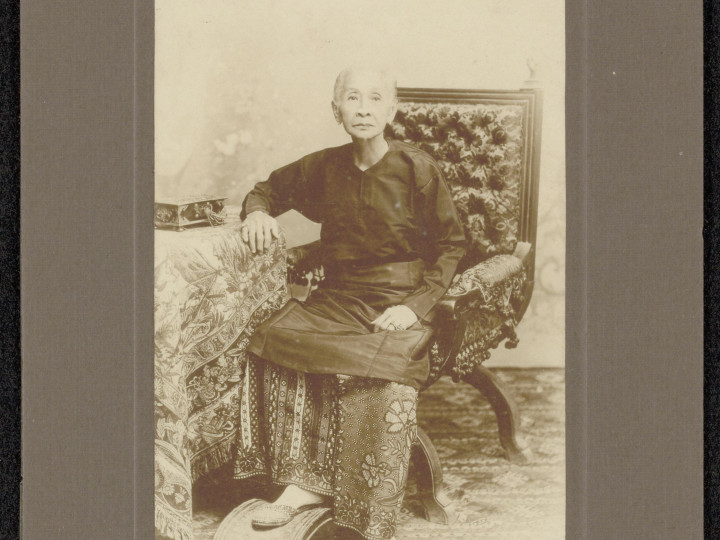 Tan Swan Nio/Tan Tjoan Nio, de moeder van de Majoor der Chinezen in Batavia, Lie Tjoe Hong. (1825 tot 1902). Zij draagt een gebatikte sarong en een lange donkergekleurde tuniek (baju), Java, 1850-1902. Fotostudio: Charls &amp; Van Es &amp; Co. NV. (7292-398) Met dank aan: Sioe Yao Kan.