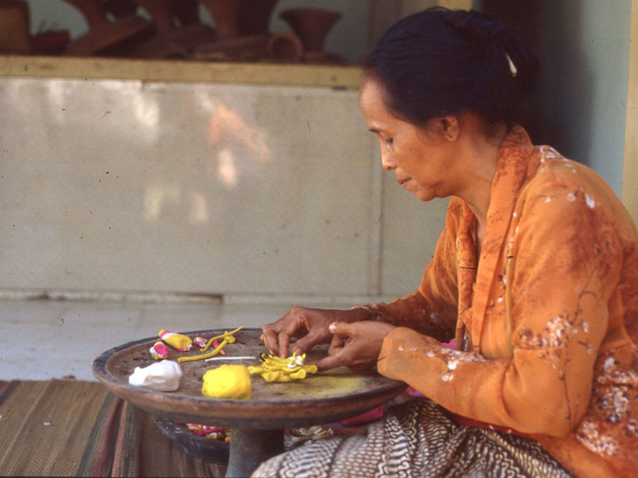Sagung Putu Alit maakt de sesamuhan (rijstdeegfiguren) voor de offers Bebangkit en Pula Gembal, 8 mei 1983. (7358-117) © Francine Brinkgreve