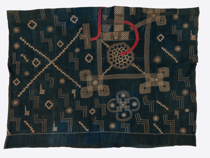 Boubou (Liberia, 1858 en 1888) gemaakt van handgesponnen en handgeweven katoen, geverfd met indigo,  versierd met geometrische motieven en twee strepen van wollen stof. De twee rode versieringen maakten waarschijnlijk deel uit van een westers (Frans of Brits) militair uniform. (RV-2668-411)  