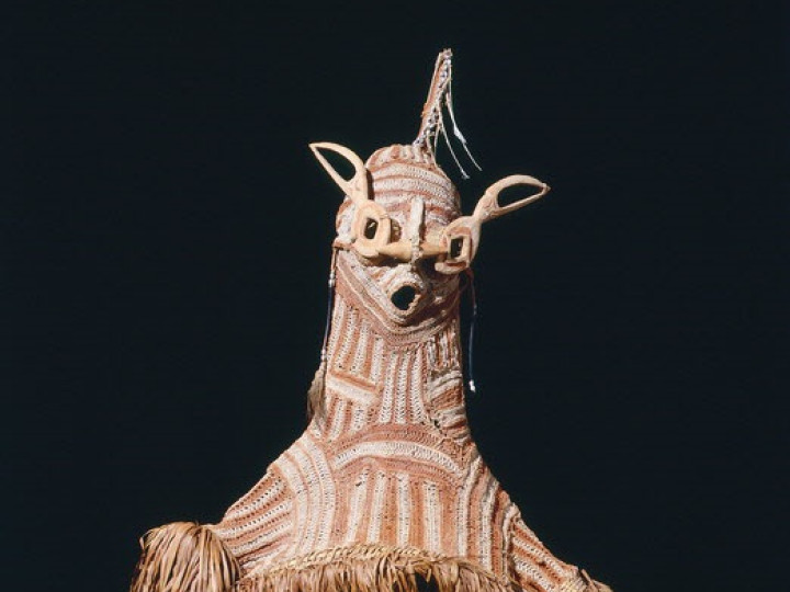 Dit maskerkostuum (ca. 1949) stelt de geest van de gedode hoofdman Aipas uit As-Atat voor. Het werd tijdens een jipae-feest gedragen, om zijn geest naar de geestenwereld te laten overgaan. Met oogstukken in de vorm van de kop van een jaarvogel. (RV-3070-212)