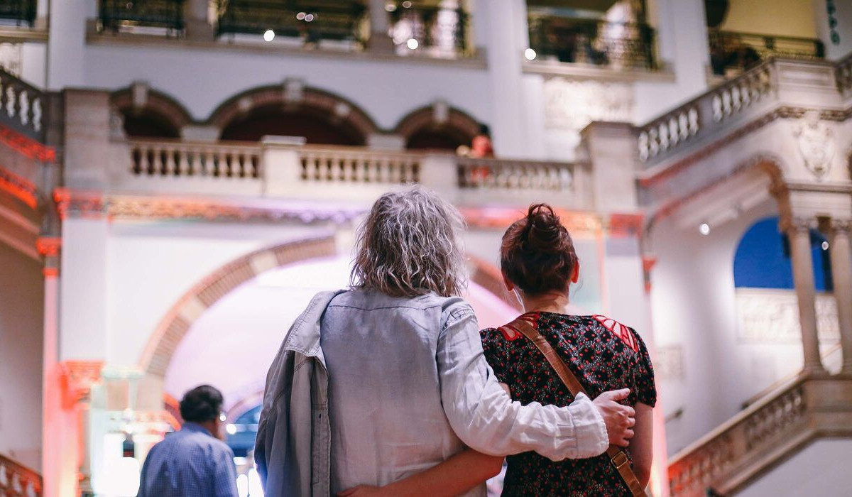 2 mensen in de lichthal van Wereldmuseum Amsterdam, voorheen Tropenmuseum
