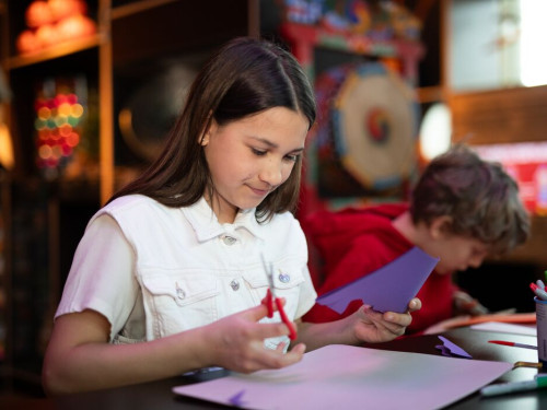 Kind knutselt in het museum 